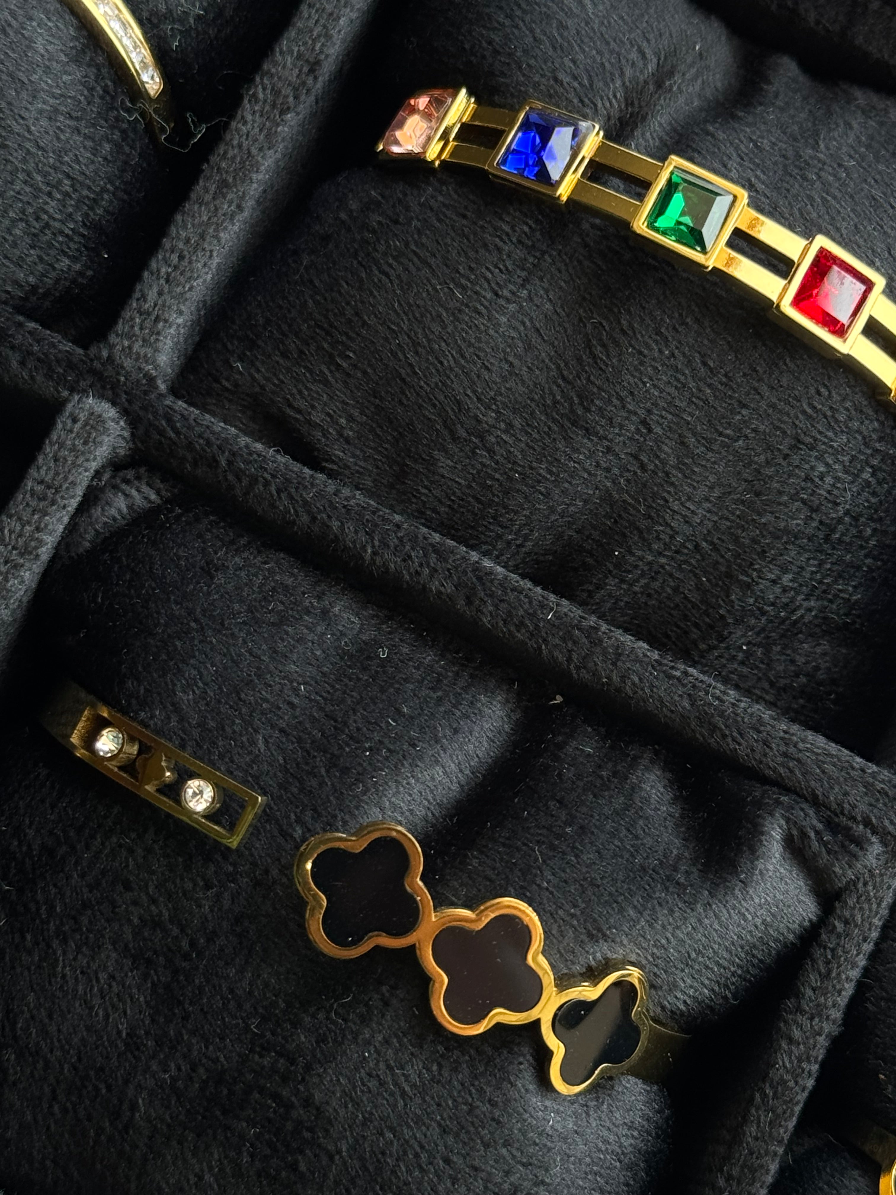 Triple clove handcuff