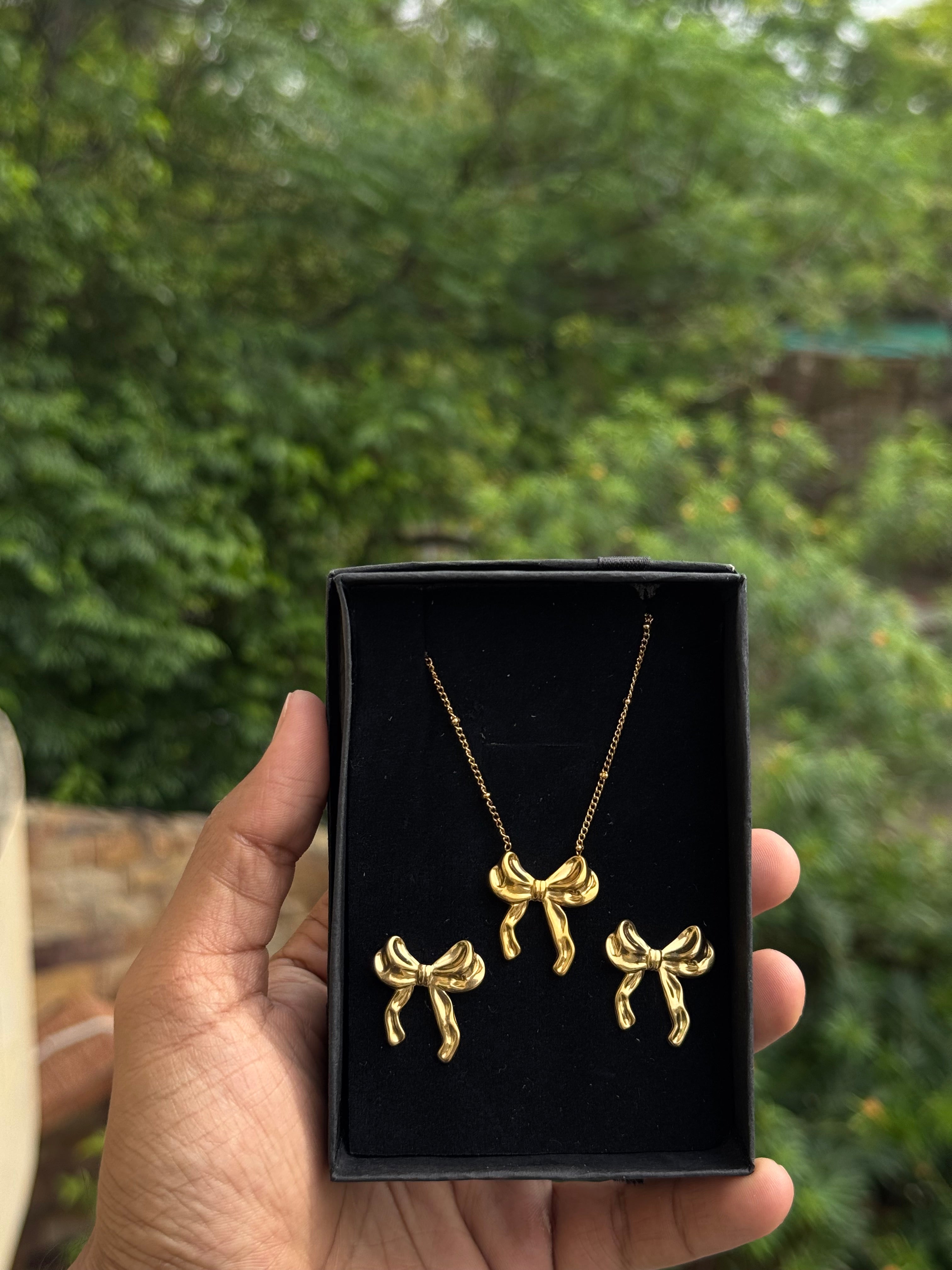 Melted-bow necklace set