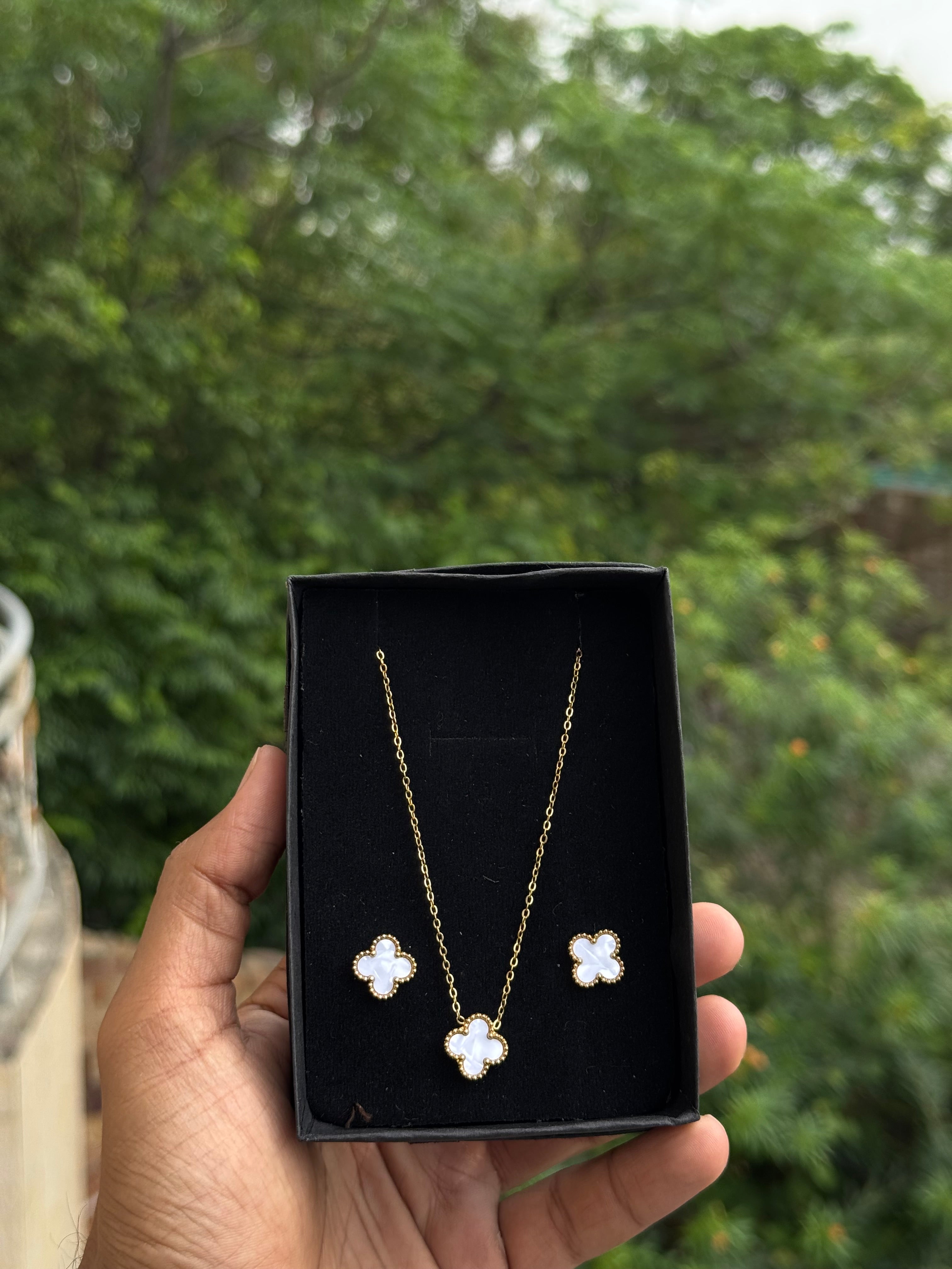 White clove set